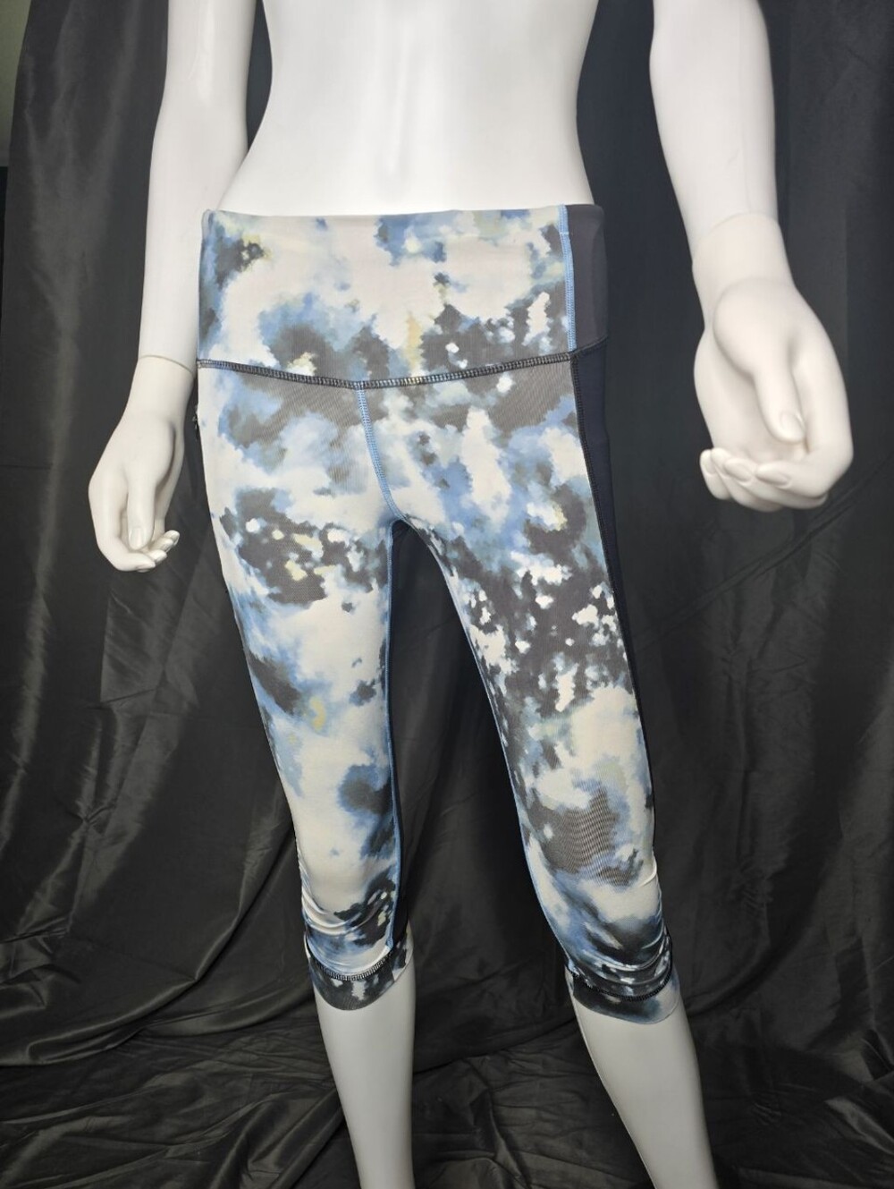 Lululemon Size 4 Capri Leggings With Reflective Dots And Extra Pockets